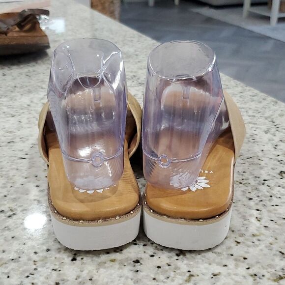 Yellow Box,  "Hemes". LEATHER sandals, Nwot,  Size 7.5 - Picture 4 of 6